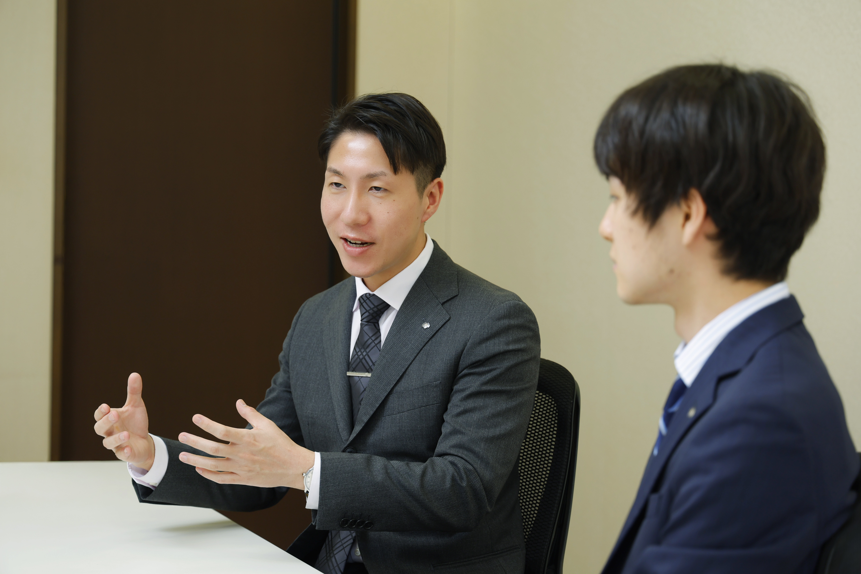 原油高のインバウンド関連株への影響は? クオンツ×エコノミスト視点でわかった明暗 野村證券・西岡×伊藤のイメージ